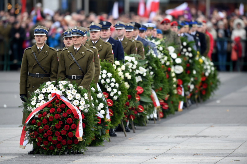 Uroczysta odprawa wart przed Grobem Nieznanego Żołnierza na placu Piłsudskiego w Warszawie, w Święto Niepodległości