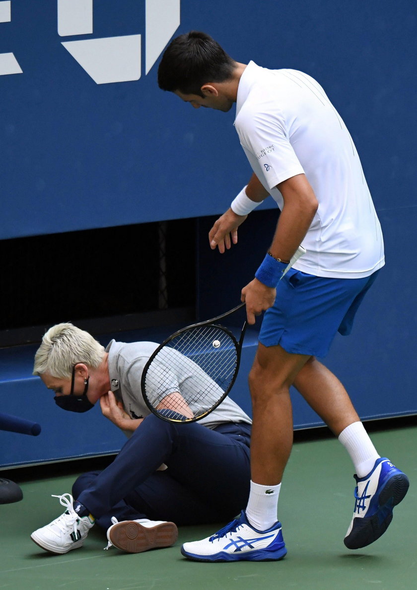 Kobieta nie dość, że została trafiona piłką w szyję, to jest obrażana i poniżana przez kibiców Novaka Djokovicia (33 l.).