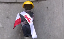 Manneken Pis, czyli symbol Brukseli, w stroju polskiego stoczniowca. Zobacz WIDEO