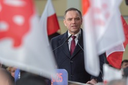 Kapelan w kancelarii Karola Nawrockiego na zdjęciu z neonazistą. Widać, że są w zażyłych stosunkach