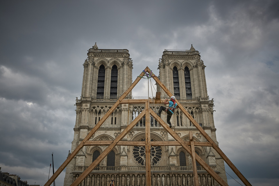 Odbudowa katedry Notre Dame w Paryżu: proces tworzenia drewnianej konstrukcji 