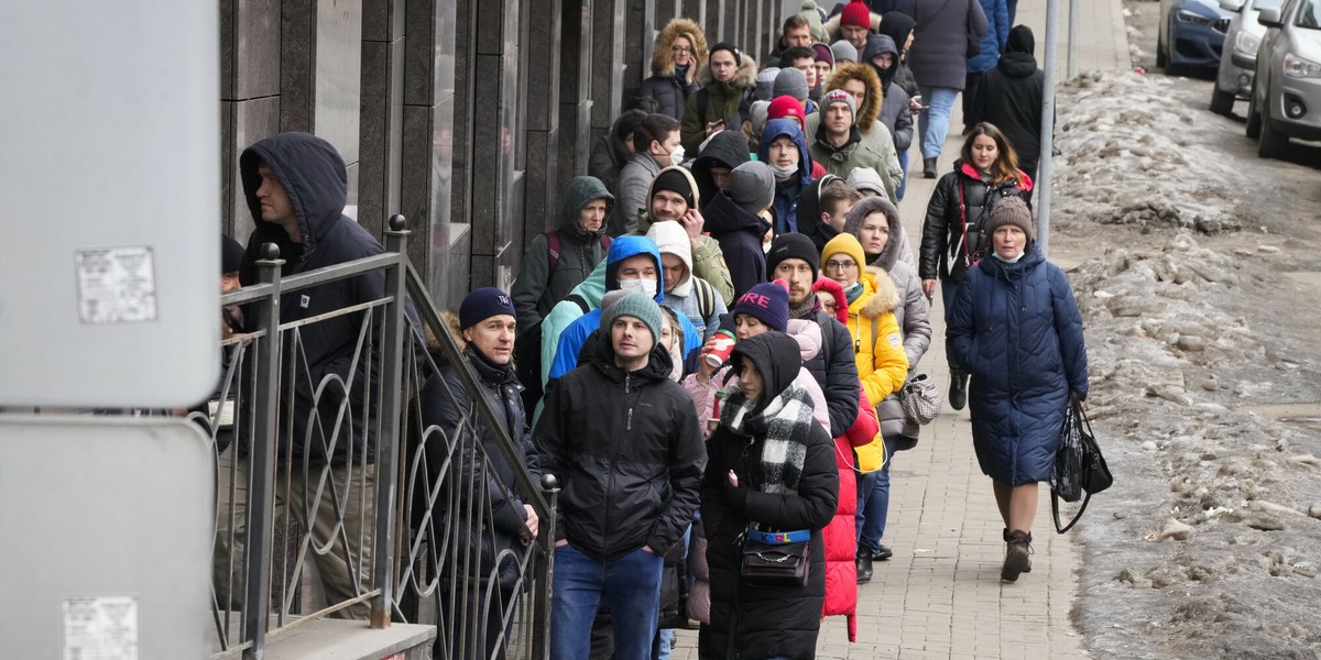 Sankcje są ciosem dla rosyjskiej gospodarki. Na zdjęciu mieszkańcy Petersburga w kolejce do bankomatu.