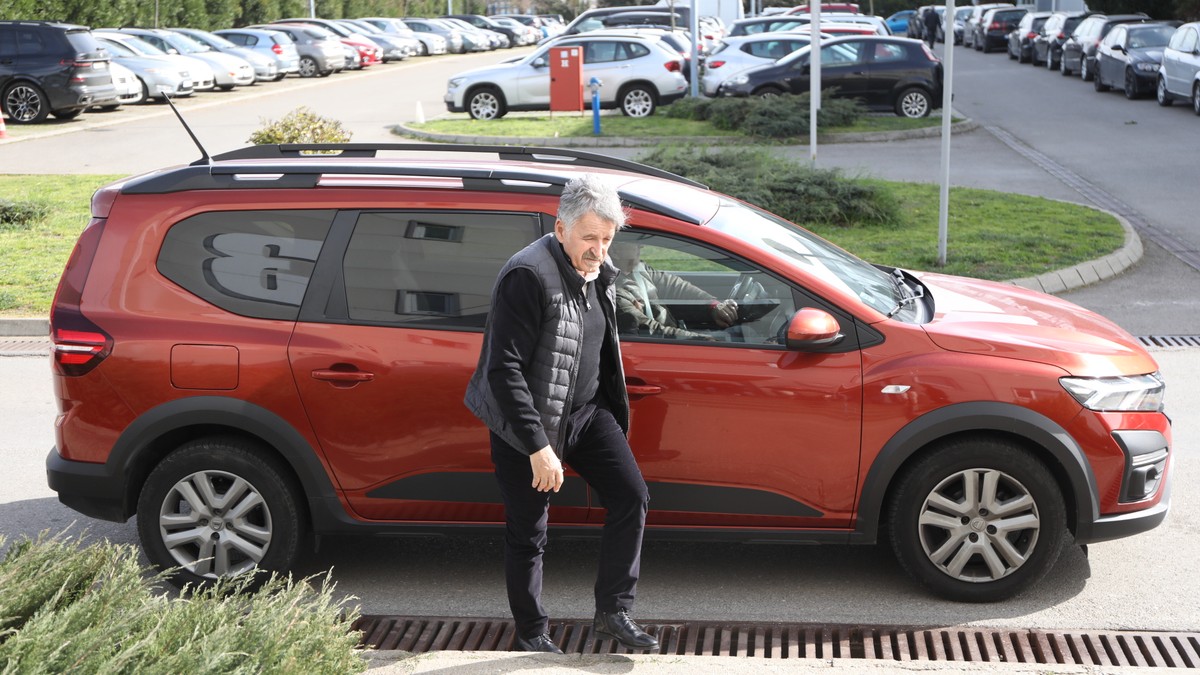 ON JE JEDAN OD NAJOBRAZOVANIJIH LJUDI NA ESTRADI Ni ćerki nije dozvolio da ostane bez diplome državnog fakulteta: 