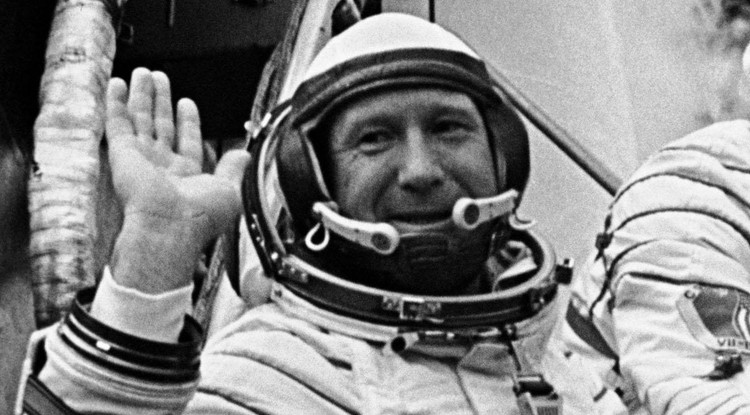 Alekszej Arhipovics Leonov 1975-ben.