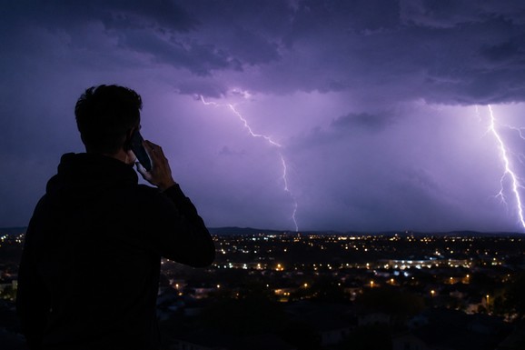 "DOLAZI DO IZNENADNIH EKSPLOZIJA" Ruski meteorolozi upozoravaju: Tokom snažnih grmljavina, mobilni telefon postaje IZUZETNO OPASAN, evo šta se tačno dešava