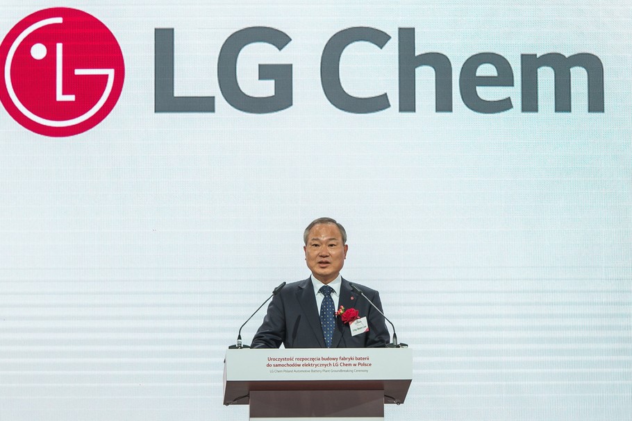 Ung-Beom Lee, prezes LG Chem, podczas uroczystości rozpoczęcia budowy pierwszej w Polsce fabryki baterii do samochodów elektrycznych LG Chem Energy. Biskupice Podgórne pod Wrocławiem, 5 października 2016 r. 