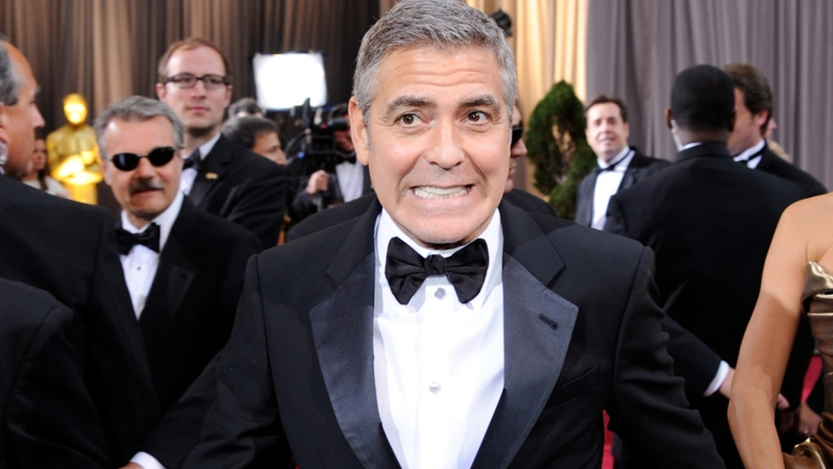George Clooney najwyraźniej pogodził się z faktem, że ludzie nie przestaną spekulować na temat jego orientacji. - Jeśli ktoś chce myśleć, że jestem gejem, to bardzo proszę, mnie to nie przeszkadza - powiedział aktor.