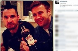 Artur Boruc sam się wystawił z winem i papierosem. ZDJĘCIA