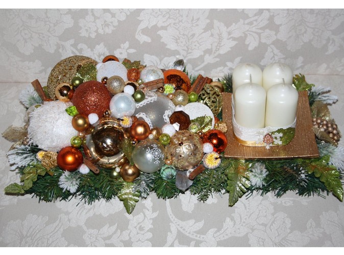 Złocony stroik z czterema białymi świecami. Autorka: Marta Jarosińska-Mańka