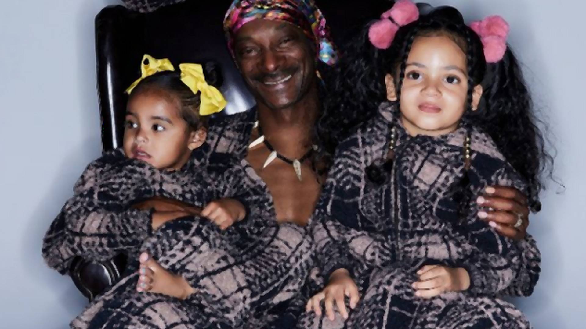 Kim Kardashian przyodziała w piżamy całą rodzinę Snoop Dogga. Wyszło uroczo