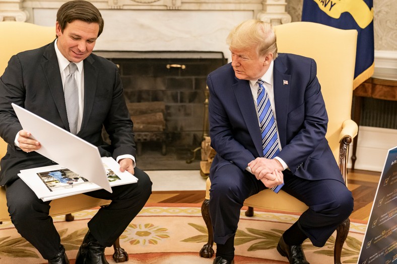 Gubernator Florydy Ron DeSantis i prezydent Donald Trump dyskutują o epidemii COVID. Biały Dom, kwiecień 2020 r.