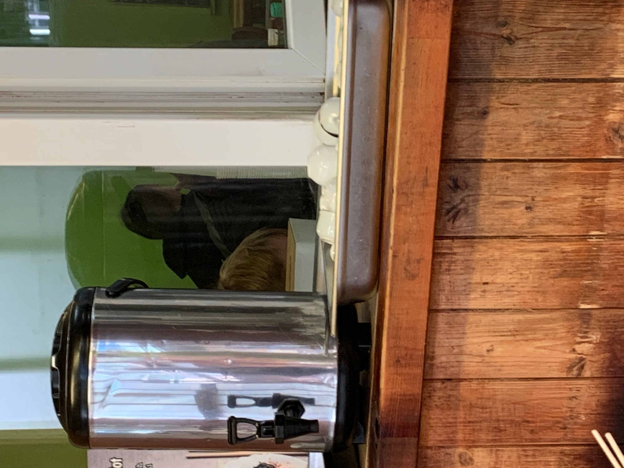 Martin Mihalčín s neznámou brunetkou na Miletičke.