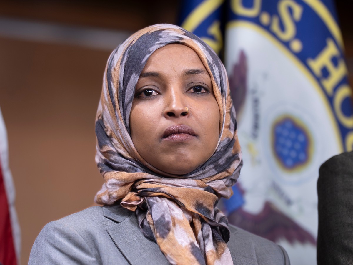 TRAMPOVA ADMINISTRACIJA ISTRAŽUJE PRVU MUSLIMANKU U KONGRESU SAD! Poznato zašto je pretresen dom Ilhan Omar