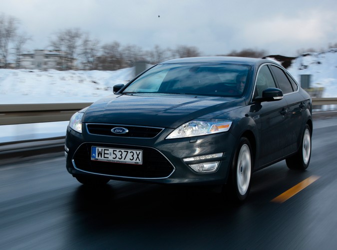 Jeżdżąc fordem mondeo mieliśmy dziwne wrażenie, że ujawnia się u nas rozdwojenie jaźni, a wszystko za sprawą mieszanych uczuć jakie wywoływał. Rozpływanie się nad jego zaletami w trasie przeplatało się z rozdrażnieniem jego nieporęcznością w zatłoczonym mieście