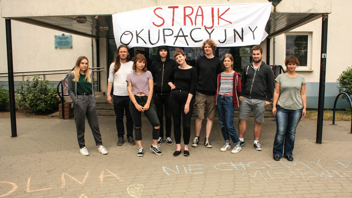 Grupa około dwudziestu studentów z Gdańska dołączyła do ogólnopolskiego protestu, którego celem jest wyrażenie sprzeciwu przeciwko ustawie ministra Jarosława Gowina ws. reformy szkolnictwa wyższego. Strajk okupacyjny odbywa się na Wydziale Filologicznym. Dzisiaj będzie miała miejsce jego kolejna odsłona.