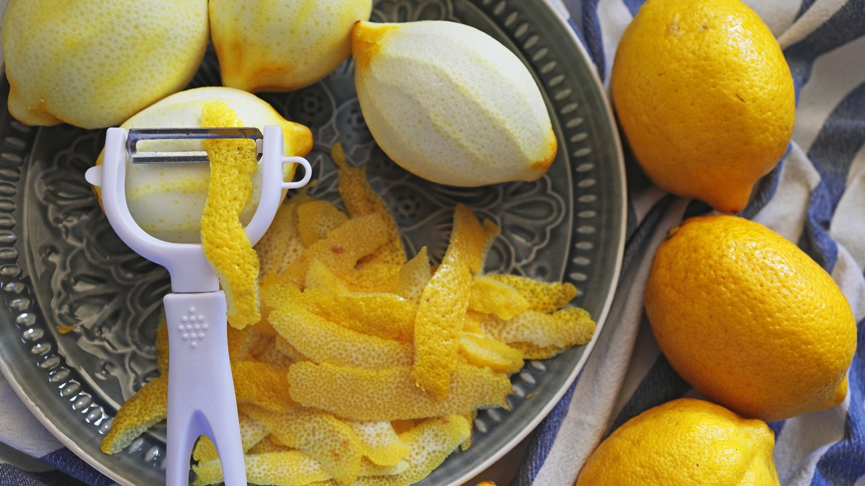 Citrusová kôra je prirodzeným dochucovadlom, ktoré sa využíva v sladkých aj slaných receptoch.