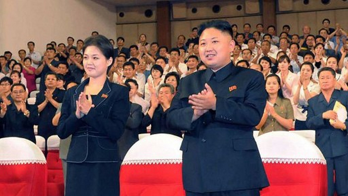 Podczas transmisji uroczystości rocznicowych na cześć Kim Ir Sena mieszkańcy Korei Północnej mieli okazję zobaczyć tajemniczą młodą kobietę stojącą u boku przywódcy kraju. Media spekulują, że może ona być jego młodszą siostrą, choć niewykluczone, że to jest nawet jego żona. Jak podaje serwis guardian.co.uk, Phenian do tej pory nie skomentował tego wydarzenia.