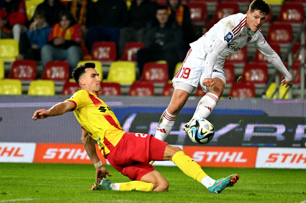 Zawodnik Korony Kielce Dominick Zator (L) i Ante Crnac (P) z Rakowa Częstochowa podczas zaległego meczu 2. kolejki piłkarskiej Ekstraklasy