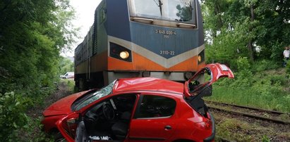 Dróżniczka nie opuściła szlabanów. Auto zderzyło się z lokomotywą