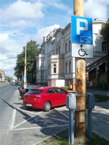 Szczecin. Parkowanie w stylu pies ogrodnika: sam nie zje drugiemu nie da