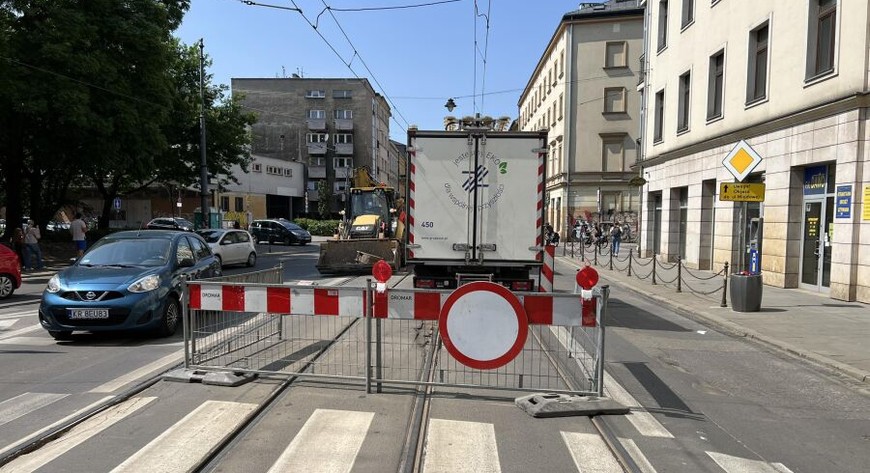 Na ul. Starowiślnej w Krakowie trwają prace polegające na naprawie torowiska przy skrzyżowaniu z ulicą Dietla. Utrudnienia potrwają do 2 czerwca.