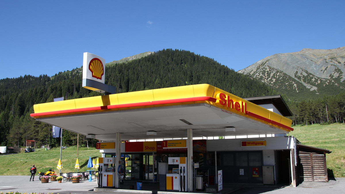 Royal Dutch Shell, największy światowy dostawca skroplonego gazu naturalnego, zdecydował się na kupno od firmy Repsol operacji produkcji gazu za 4,4 miliardy dolarów w gotówce, żeby zwiększyć możliwości działania w Ameryce Łacińskiej i Hiszpanii.