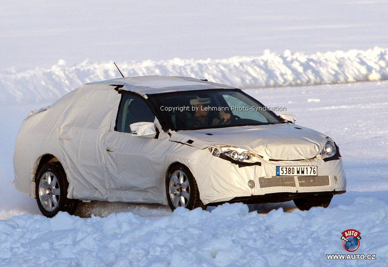 Zdjęcia szpiegowskie: Renault Laguna Sedan (nowe zdjęcia)