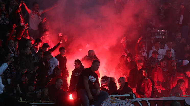 A diósgyőri (balra) és az újpesti szurkolók hiába teremtenek pokoli hangulatot, a fegyelmi bizottság tagjai
nem mindig nézik jó szemmel a
táborok tevékenységét /Fotó: Weber Zsolt