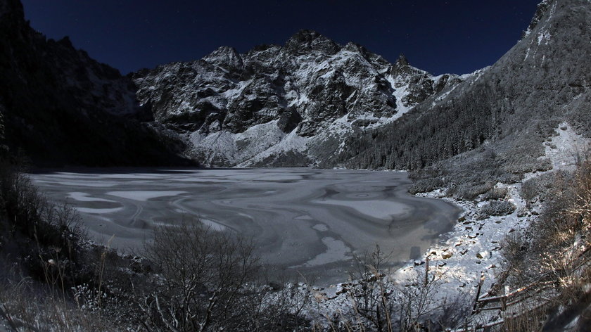 Groźny wypadek w Tatrach. Pod narciarzem załamał się lód  