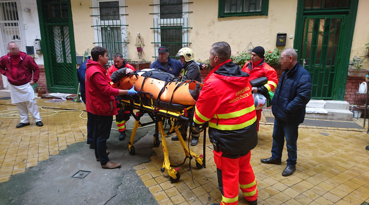 A bajba jutott férfit a tűzoltók emelték ki a pincéből, a mentők pedig kórházba vitték /Fotó: Blikk