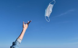 Zbliża się koniec stanu zagrożenia epidemicznego. Jak bezpiecznie odwołać pandemię