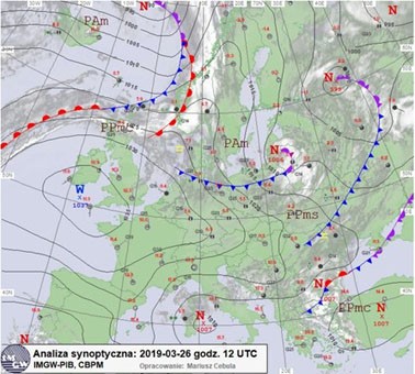 Sytuacja synoptyczna w Europie, 26.03.2019, godz. 12 UTC; kolorem niebieskim oznaczono chłodny front atmosferycznych nad północną Polską