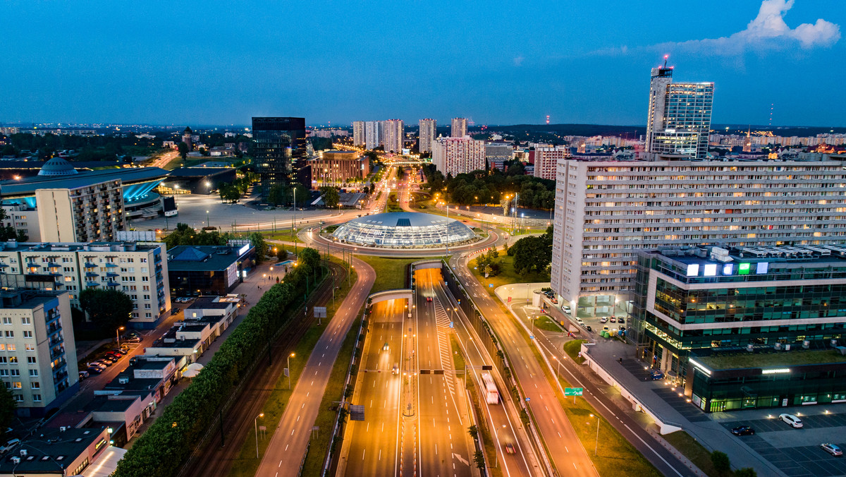 Katowice leżą w południowej Polsce i są stolica województwa śląskiego. To także jedno z głównych miast Górnośląskiego Okręgu Przemysłowego. Powstało w XVI wieku z osad rolniczych i kuźniczych. Mimo charakteru przemysłowego ma wiele do zaoferowania turystom. Można zobaczyć dostosowaną do potrzeb turystyki nieczynną kopalinę Guido i na poziomie minus 300 metrów wypić w pubie piwo. Bardzo ciekawe jest Muzeum Śląskie, które powstało w 1929 roku, a teraz ma supernowoczesne ekspozycje. W środku miasta znajduje się jeden z najładniejszych zakątków Katowic – Dolina Trzech Stawów - śródmiejska oaza. Dzielnica Nikiszowiec pozwoli cofnąć się w czasie o 100 lat, bo wtedy powstało to zabudowane z czerwonej cegły osiedle dla górników pobliskiej kopalni. Przedstawiamy ciekawostki i najważniejsze informacje o Katowicach, takie jak liczba mieszkańców czy powierzchnia miasta.