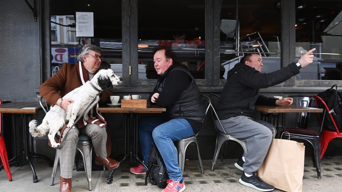 W Anglii od dziś otwarte puby, klienci szturmują restauracje