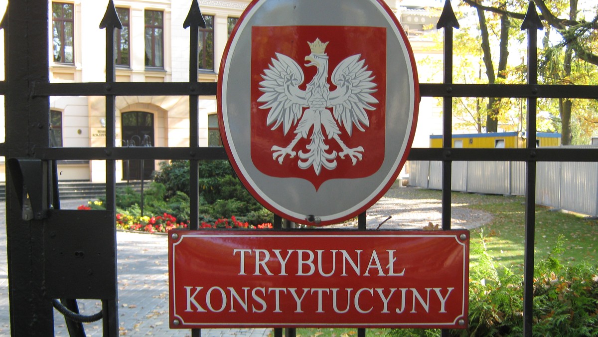 Wyrok Trybunału Konstytucyjnego potwierdził, że Sejm VII kadencji prawidłowo wybrał trzech sędziów, a dwóch sędziów, których kadencje upływają w grudniu, trzeba wybrać jeszcze raz, bo wygasła podstawa prawna - mówi były prezes TK Jerzy Stępień.