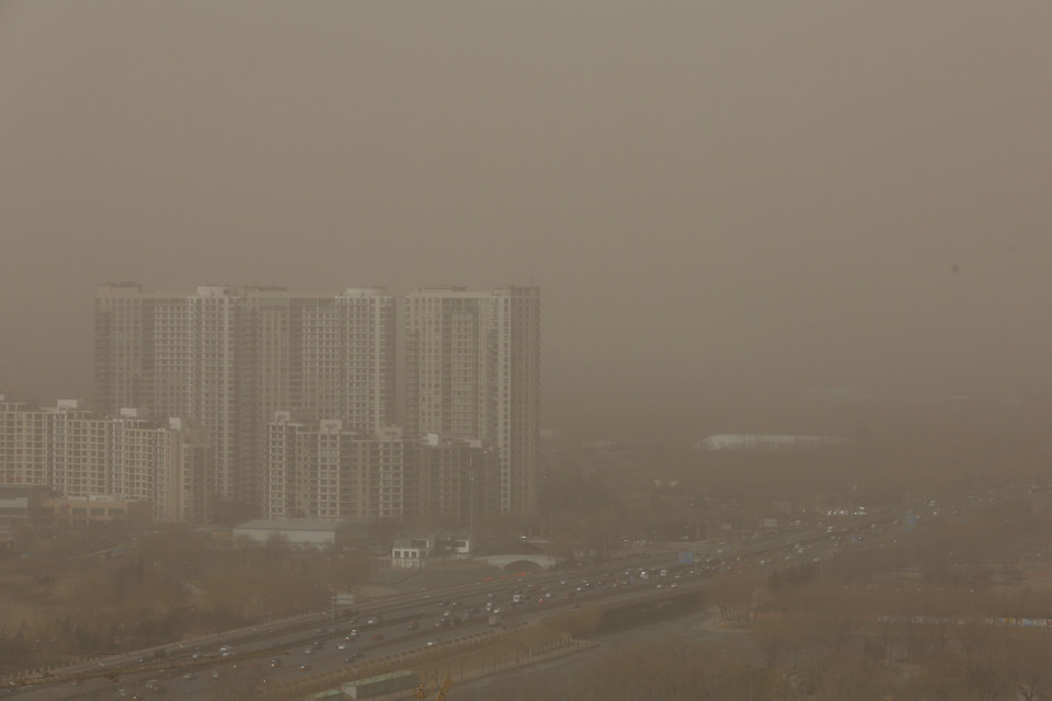 Żółte niebo nad Pekinem - smog i burza piaskowa