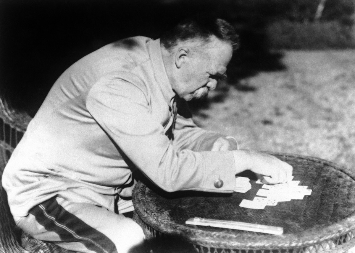 Marszałek Józef Piłsudski gra w karty