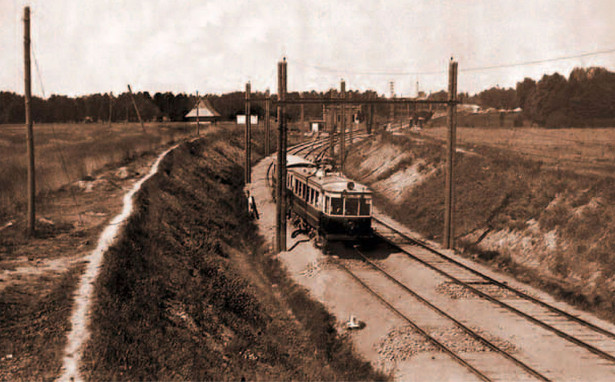 Kolej EKD odjeżdżająca ze stacji w Pruszkowie - rok 1930.