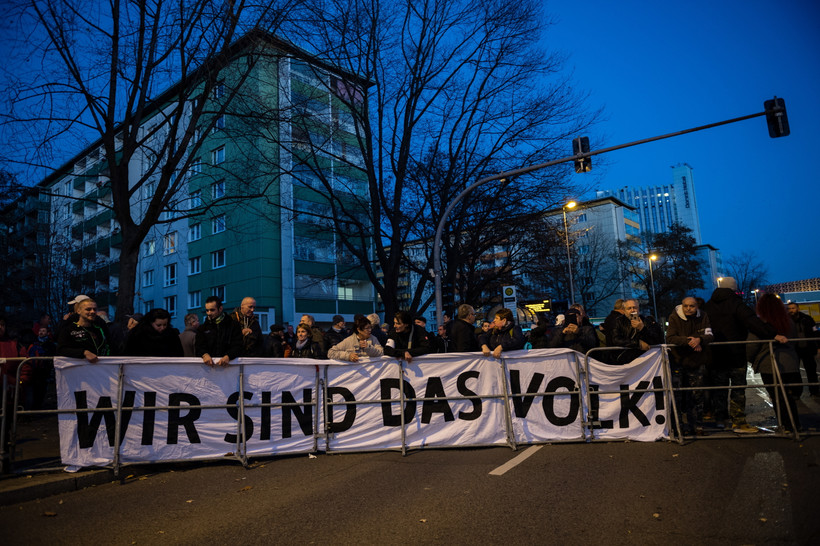 Angela Merkel tak długo zwlekała z przyjazdem do Chemnitz, bo chciała przeczekać falę najostrzejszych protestów.