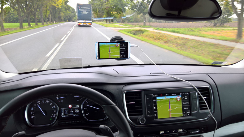 W trakcie jazdy można korzystać nie tylko z firmowej nawigacji. Na ekranie radia można wyświetlić program Sygic w ramach połączenia MirrorLink. Toyota Proace