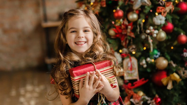 Kto i kiedy przynosi dzieciom prezenty w różnych krajach? 