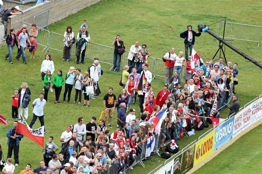 Polska drużyna skoczków ma szansę wywalczyć miejsce na podium w sobotnim konkursie