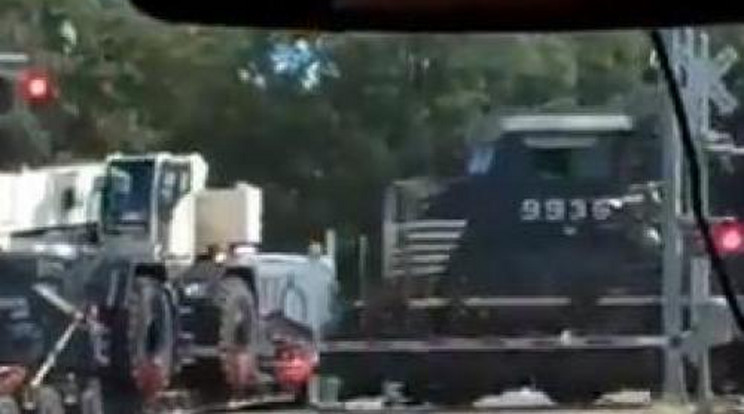 Vonat törte rommá a síneken veszteglő teherautót – videó! 