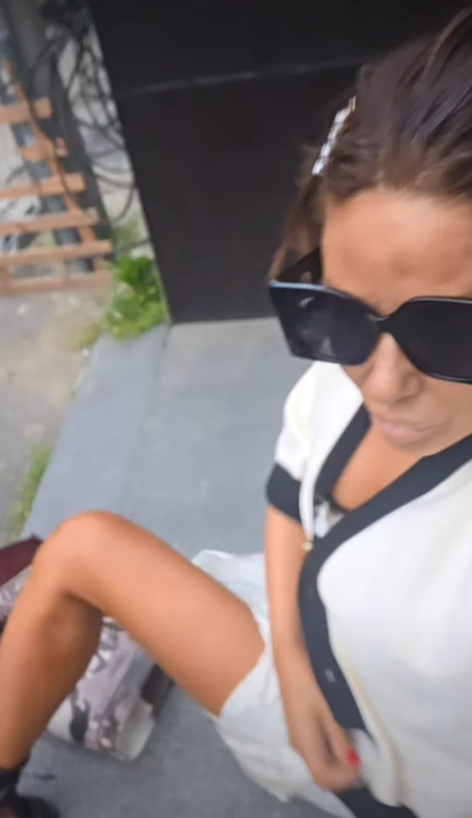 Ana Nikolić se snima na trotoaru