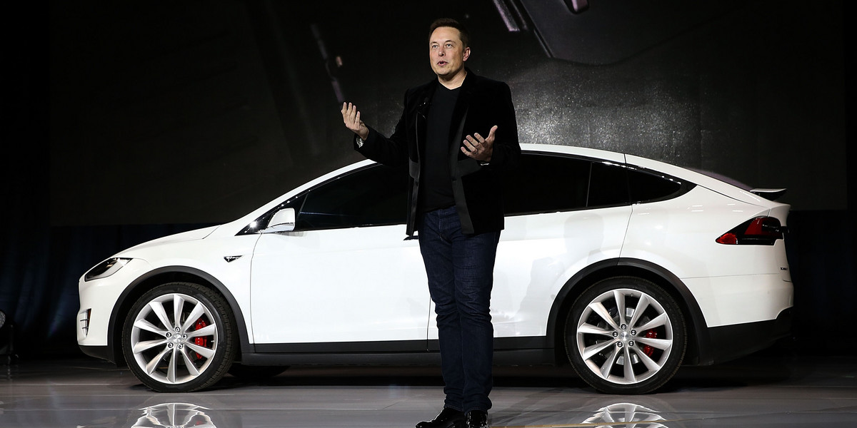Elon Musk na tle tesli model x