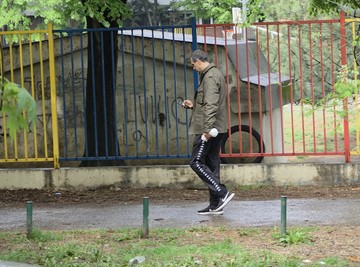 MARKO BULAT PRVI PUT U JAVNOSTI NAKON SKANDALA: Uslikali smo ga ispred PORODIČNOG STANA, pognuo glavu, a evo kako je reagovao na pitanje o ženi (VIDEO)