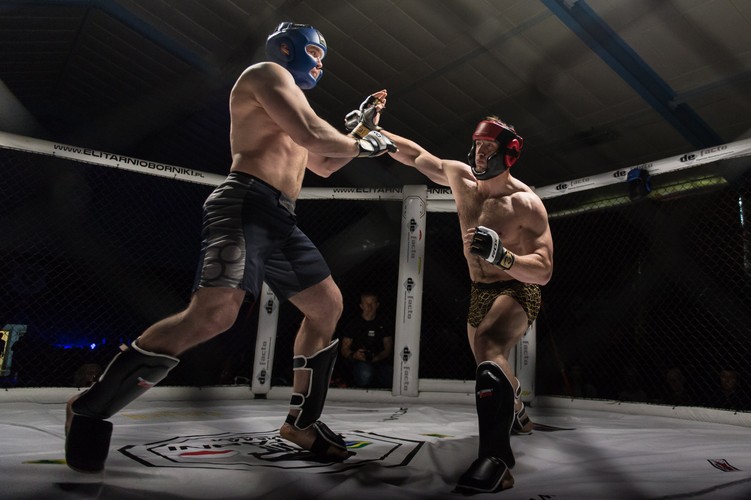 Tak w klatce walczą polscy żołnierze. Panie też zrzuciły mundury i wzięły się za łby