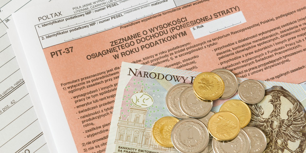 Zwrot podatku wynika z konieczności odprowadzania do urzędu zaliczek na podatek. Konieczność zwrotu pewnej sumy, która została nadpłacona w ciągu roku, wynika głównie z tytułu posiadania różnych ulg i odliczeń przez podatnika