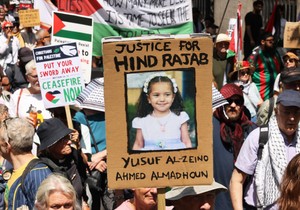 Demonstranti drže sliku Hind Radžab na propalestinskom protestu u Londonu u julu tekuće godine