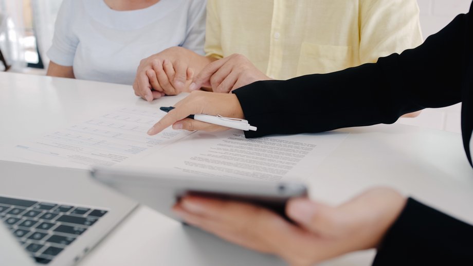 Agenci mogą pełnić bardzo istotną rolę w poprawianiu wiedzy i świadomości klientów, a tym samym walki ze zjawiskiem niedoubezpieczenia | Fot. Shutterstock